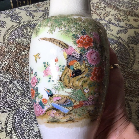 Japan vase, crazed, vivid floral & pheasants art, gold trim, classic decor - Picture 6 of 7